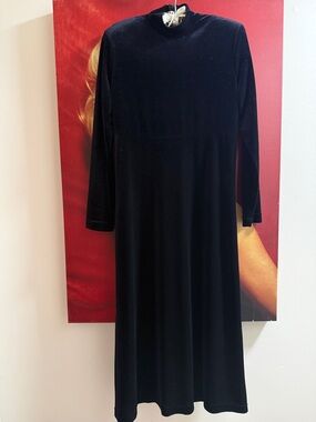 Classic Black Velvet Long-Sleeve Maxi Dress